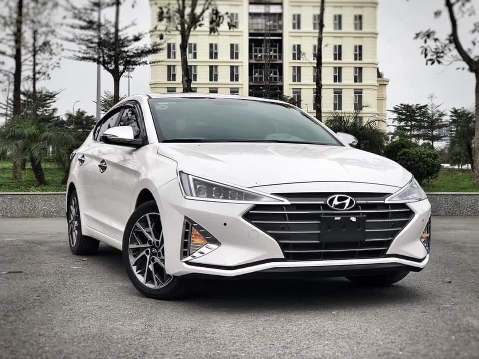 Hyundai Elantra sở hữu phong cách thiết kế thể thao và cá tính cùng hệ thống đèn LED trước sau với loạt trang bị hiện đại như màn hình cảm ứng 7 inch, tương thích Android Auto, Apple CarPlay, hệ thống dẫn đường cùng dàn loa cao cấp 8 loa và 1 loa siêu trầm, khởi động bằng nút bấm, sạc không dây cho điện thoại thông minh... Ảnh: KL.