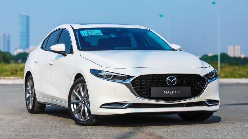 Mazda 3 là lựa chọn rất được ưa chuộng trong thời gian gần đây. Xe sở hữu ngoại hình đẹp mắt với ngôn ngữ thiết kế KODO trẻ trung, năng động. Hàng loạt trang bị vượt trội ở như màn hình trung tâm 8,8 inch, kết nối USB/AUX/Bluetooth, kiểm soát hành trình, điều hoà 2 vùng độc lập, khởi động nút bấm, gương chống chói tự động... Bên cạnh đó, mẫu xe này có đến 10 phiên bản khác nhau với 2 kiểu dáng sedan và hatchback với đủ tầm giá.