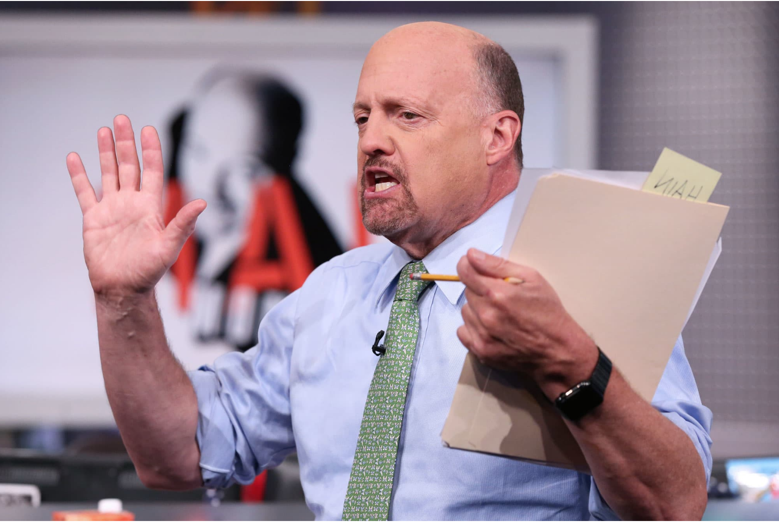 Jim Cramer – người dẫn chương trình Mad Money nổi tiếng trên đài CNBC khuyên nhà đầu tư nên bán chốt lời tiền điện tử. Ảnh TL