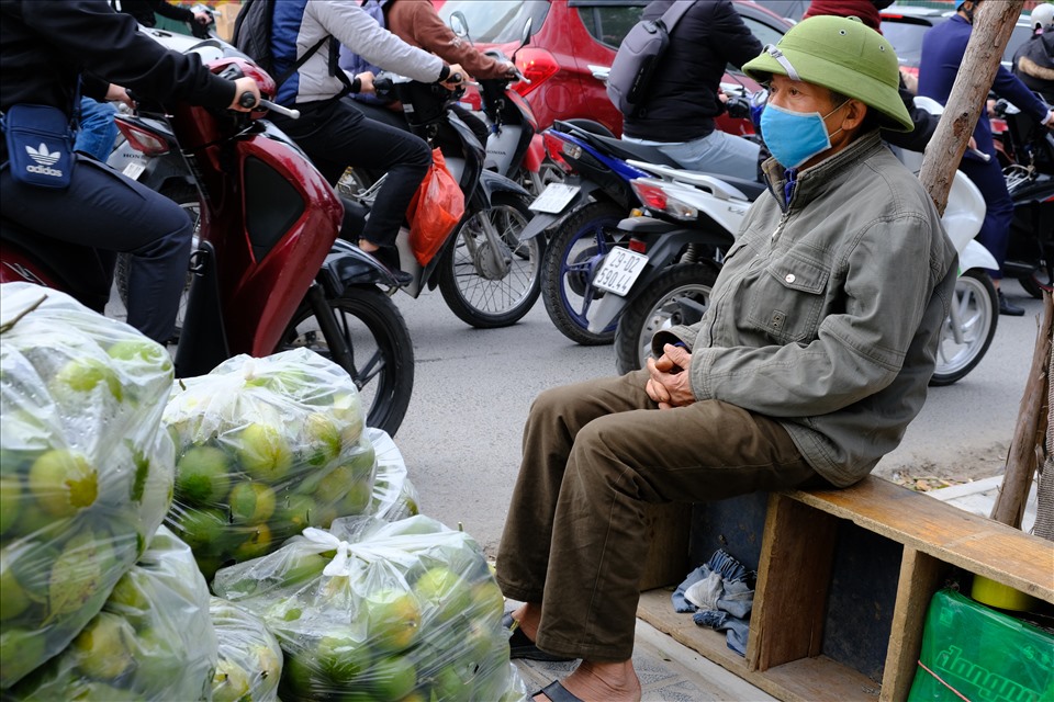 Ông Nguyễn Văn Bình cho biết mỗi ngày, ông bán khoảng 20 - 30 túi cam, mỗi túi 10kg . Ảnh: Phan Cúc