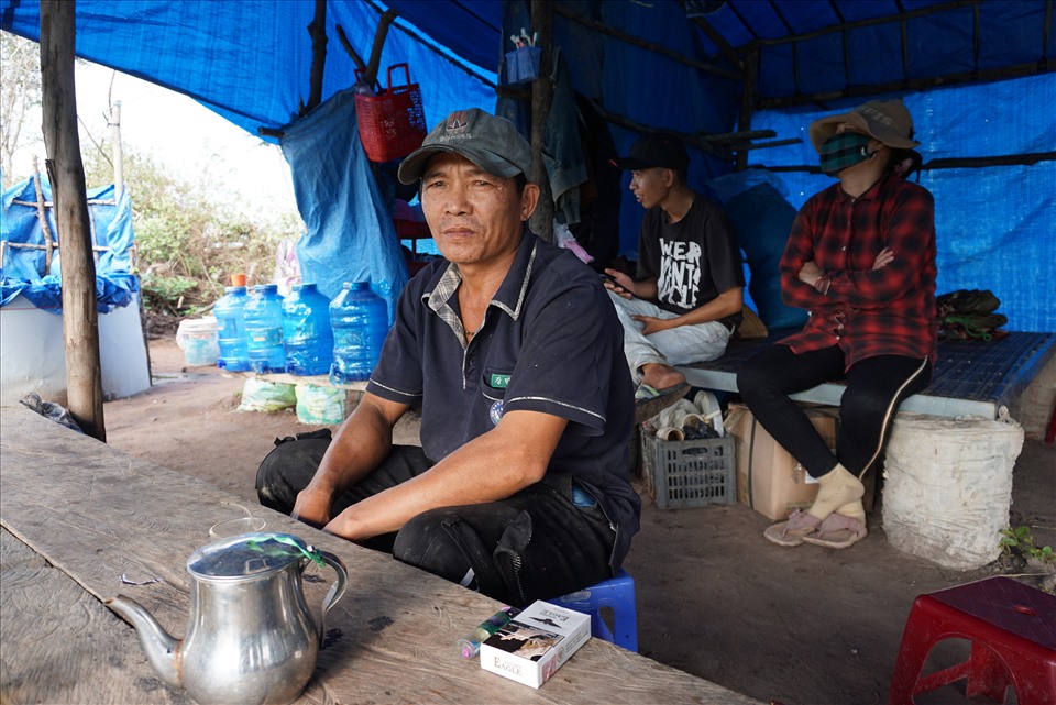 Vợ chồng anh Huy “dãi dầu mưa nắng” bên chòi canh dưa hơn 100 ngày qua nhưng đổi lại dưa mất mùa, rớt giá. Ảnh T.T