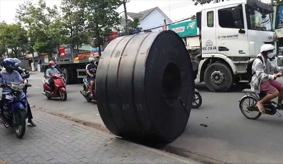 Hiện trường vụ cuộn thép hàng chục tấn rơi xuống đường khiến người dân bị một phen hoảng sợ.