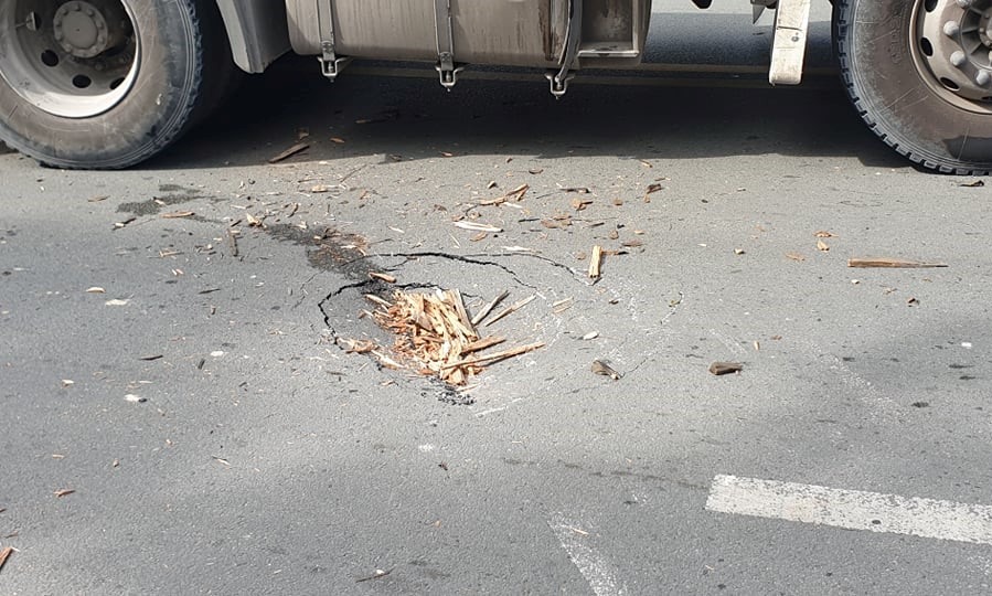 Cuộn thép nặng hàng chục tấn để lại vết lõm trên mặt đường. Ảnh: Thanh Phạm