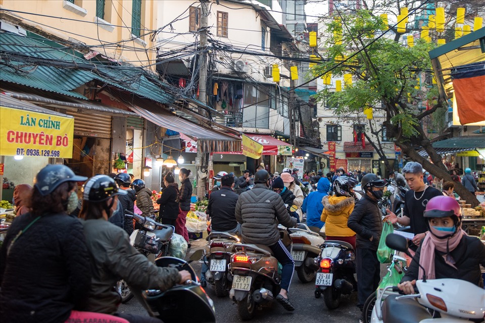 Phố Gia Ngư (Hà Nội) từ lâu đã nổi tiếng bán đồ cúng: xôi gấc, gà luộc ngậm bông hồng,... Vào ngày 30 tết, con phố trở nên đông đúc, chật chội hơn bao giờ hết.