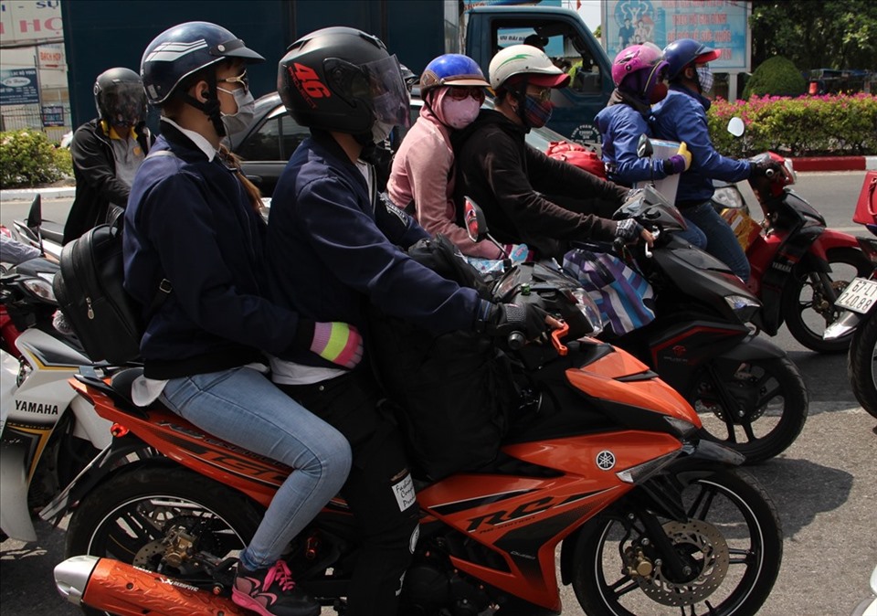 Dịch COVID-19 diễn biến phức tạp, nên nhiều người chọn về quê ăn Tết bằng xe máy. Ảnh: Đình Trọng