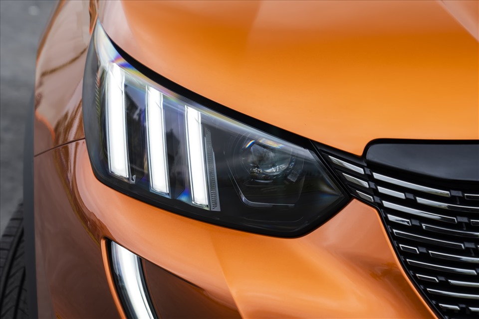Điểm nhấn nổi bật của Peugeot 2008 là thiết kế đèn daylight và đèn hậu với tạo hình 3 sọc lấy cảm hứng từ móng vuốt sư tử. Hệ thống đèn daylight còn được kéo dài xuống gần cản trước.