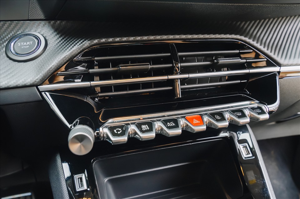 Dù kích thước nhỏ hơn, màn hình trên 2008 GT Line có độ phản hồi tốt. 2008 có hệ thống đèn nền nội thất cùng với thiết kế hệ thống nút bấm sang trọng và cá tính.