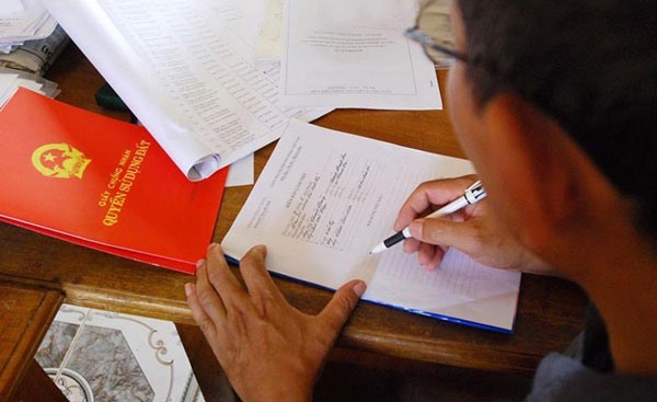 Phân biệt cấp lại và đổi sổ đỏ. Ảnh: LĐO