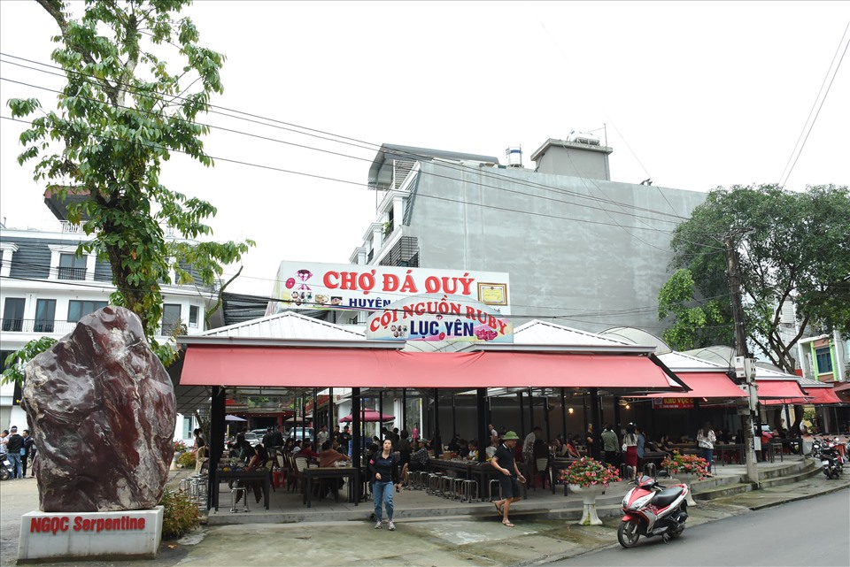 Phiên chợ đặc biệt này thường họp từ sáng đến trưa các ngày trong tuần, không chỉ là điểm đến của giới kinh doanh mà còn là nơi thu hút du khách hơn 30 năm qua.