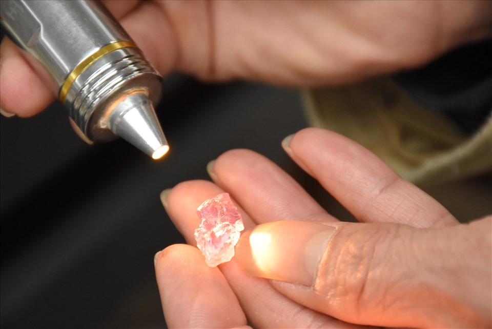 Khi lựa chọn được viên đá ưng ý, khách hàng sử dụng kính soi và đèn pin chuyên dụng kiểm tra hình khối, màu sắc và đặc biệt là độ trong của viên đá.