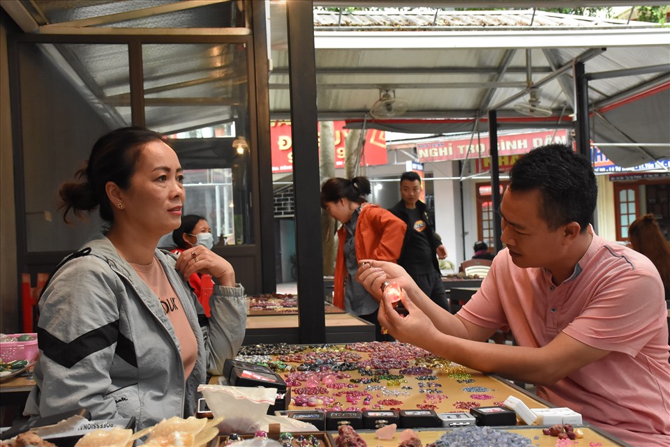 Chọn đá quý như đi chợ mua... rau ở miền đất ngọc