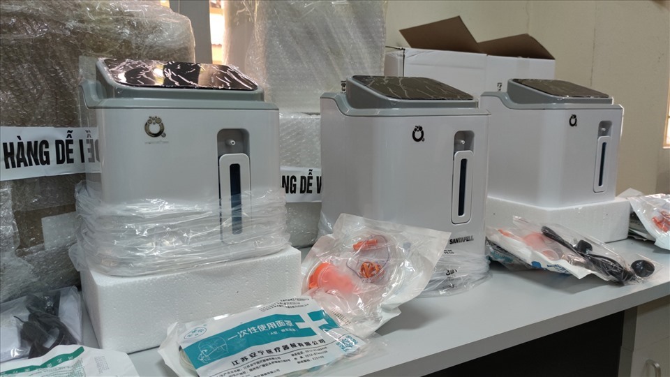 Cục Thương mại điện tử và Kinh tế số khuyến cáo người dân thận trọng khi mua máy thở và máy đo nồng độ oxy và thuốc quảng cáo điều trị COVID-19. Ảnh: C.N