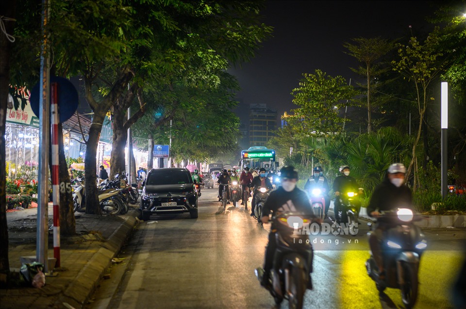 Những ngày cận Tết, con đường Lạc Long Quân ( Tây Hồ, Hà Nội) lại nhộn nhịp người mua kẻ bán hoa, cây cảnh Tết.