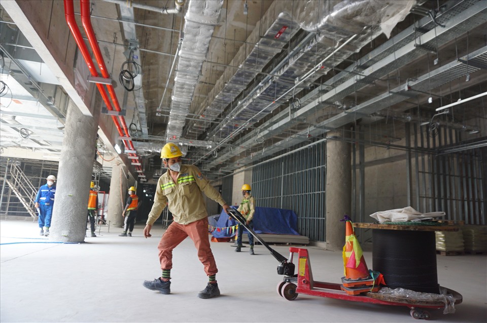 Để đảm bảo tiến độ đề ra, nhà thầu cho biết đơn vị này đã huy động số lượng công nhân thi công hơn 400 người. Mỗi ngày, công trường chia ra 2 ca làm việc. Hiện các nhà thầu đang tập trung thi công kiến trúc và hệ thống cơ điện.