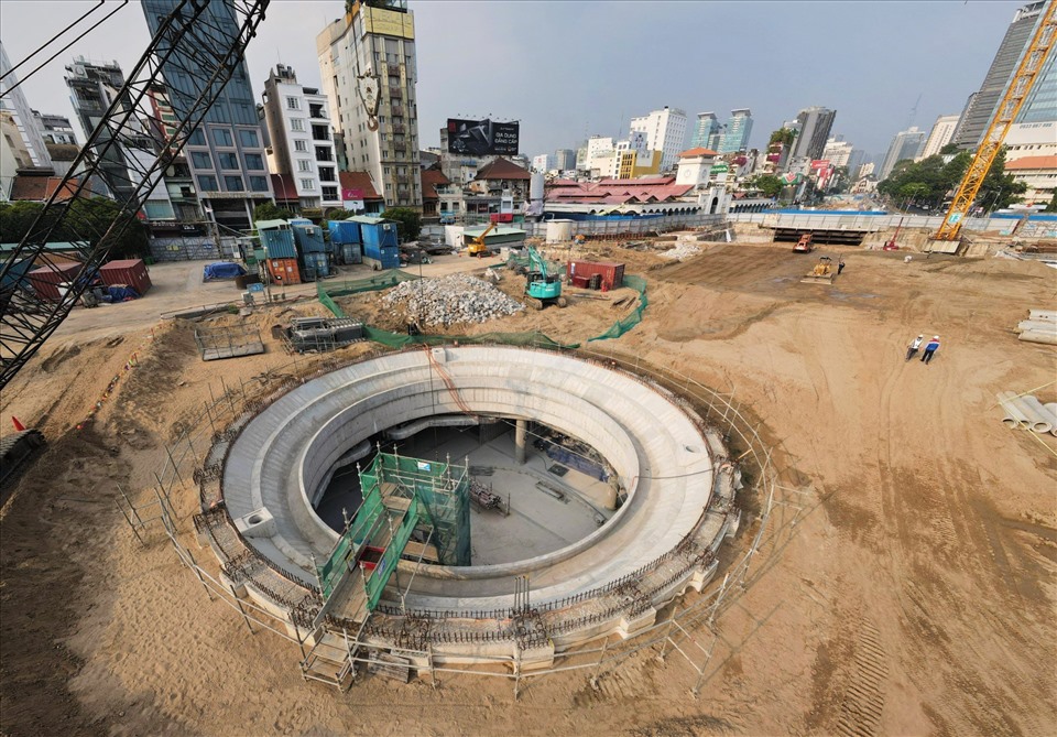 Ban quản lý đường sắt đô thị TPHCM (MAUR) cho biết tiến độ thực hiện ga metro Bến Thành đạt hơn 85%. Phía trên nhà ga đang được tái lập và hoàn trả mặt bằng cho khu vực sau hơn 5 năm chiếm dụng.