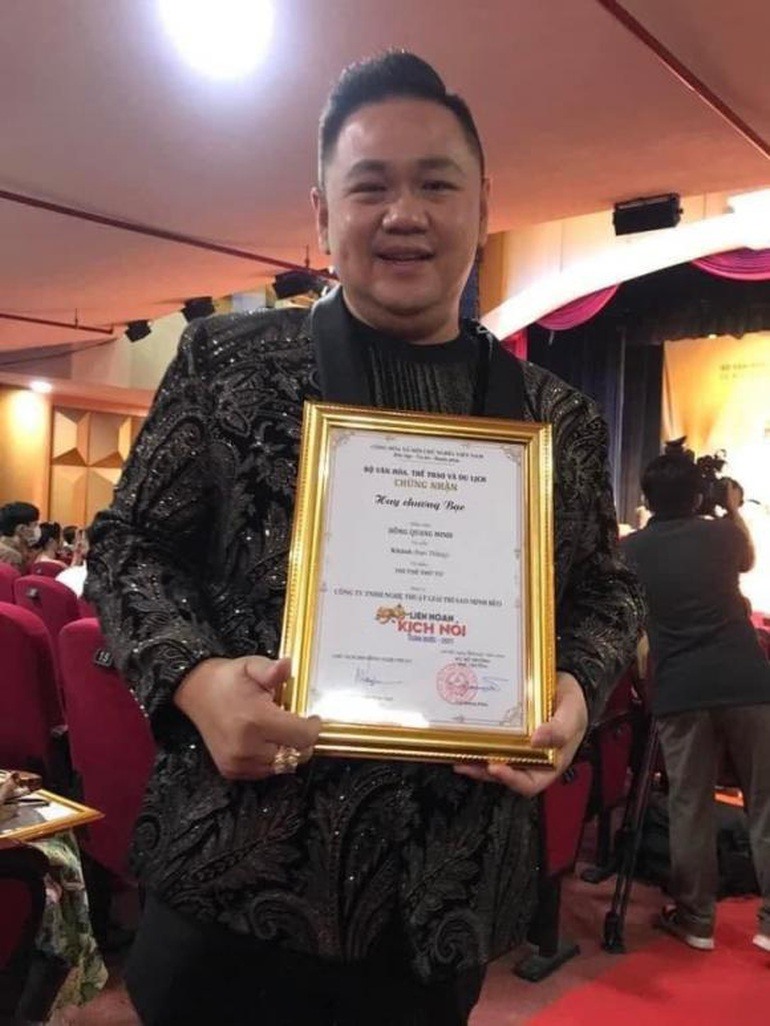 Minh Béo được trao huy chương bạc Liên hoan Kịch nói khiến khán giả phản ứng dữ dội. Ảnh: Facebook