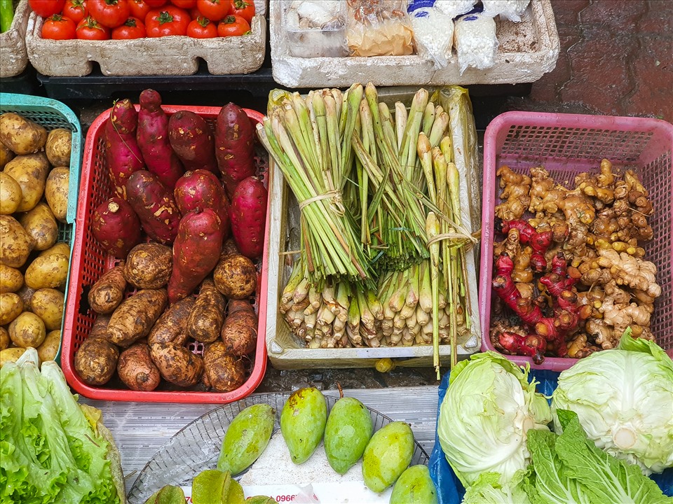 Giá nhiều loại rau, củ tại các chợ dân sinh trên địa bàn TP Hà Nội đang tăng chóng mặt.