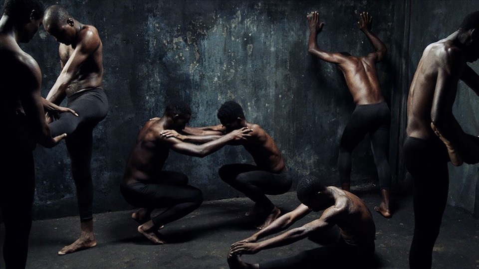 Từ bỏ quốc tịch phim, 'hờn dỗi' trẻ con hay thách thức bộ luật?