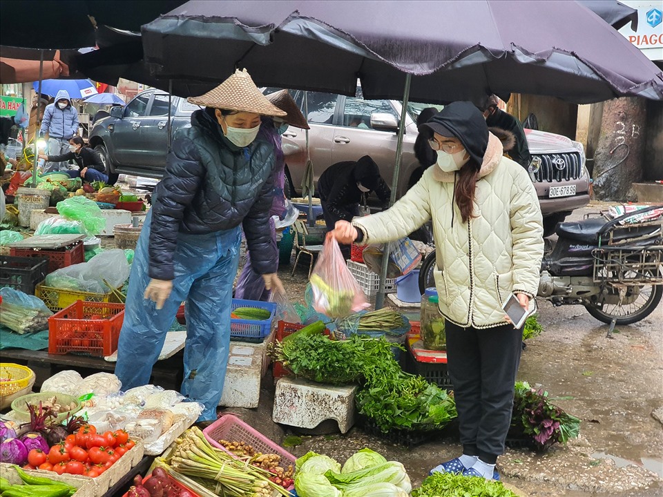 'Cạn lời' đi chợ giữa dịch Covid-19: Sả đắt gấp ba, thì là 400.000 đồng/kg