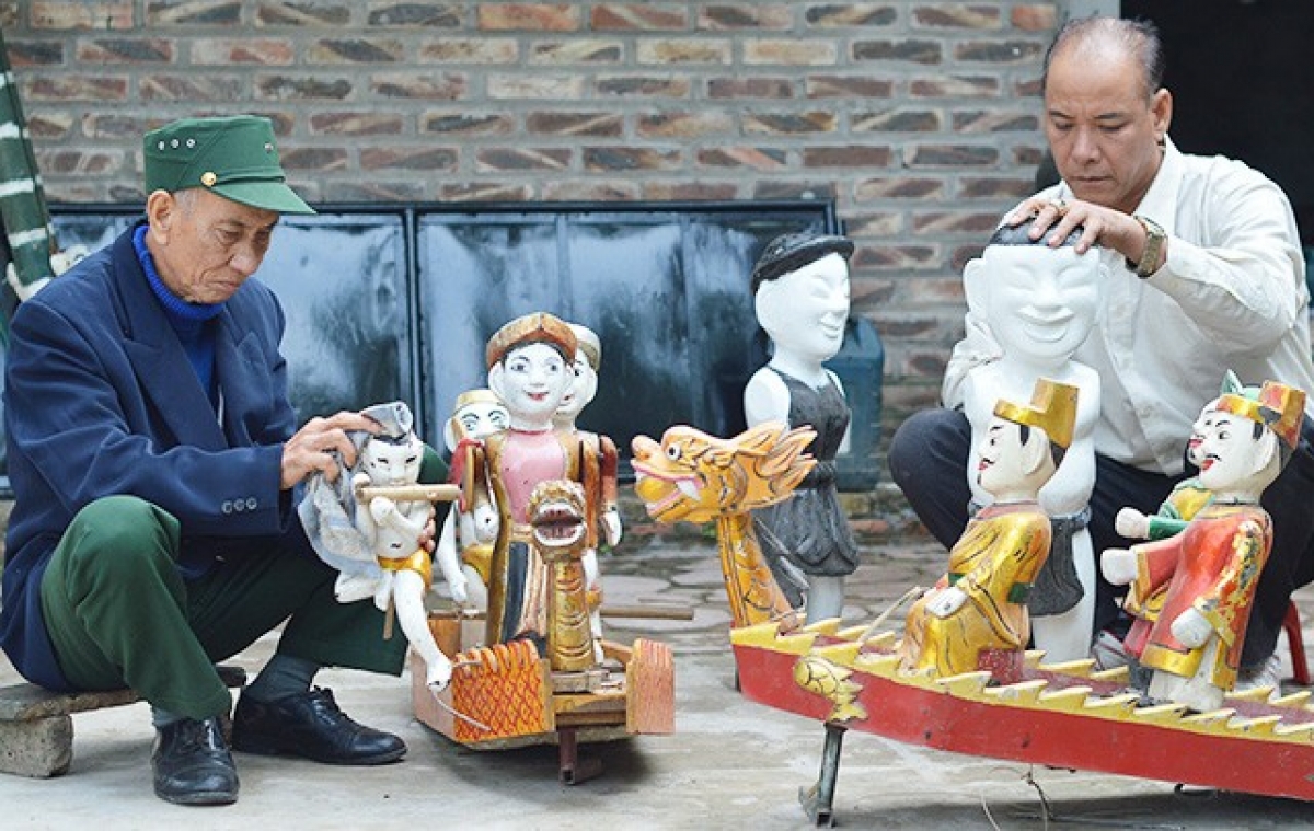 Dong Ngu villagers make wooden puppets. (Photo: nhandan.com.vn)