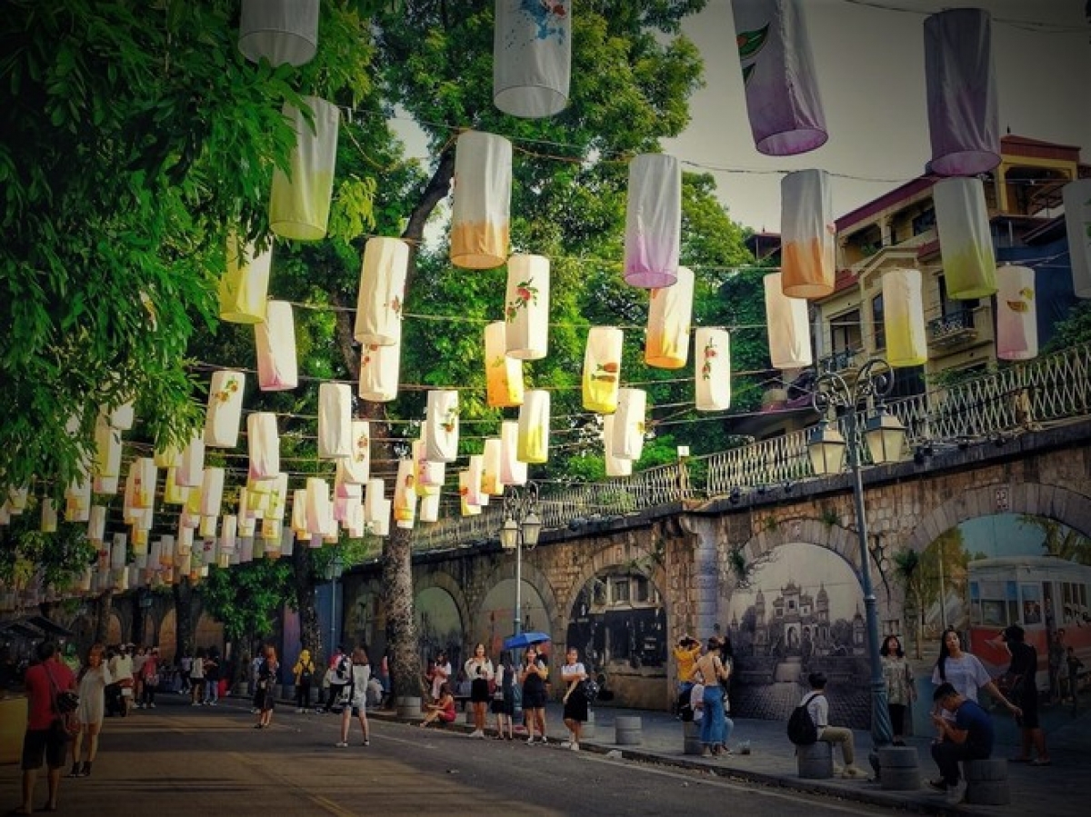 Phung Hung mural street first opened to the public back in 2018 for the Lunar New Year Festival. Along the street are 17 mural paintings that depict Hanoi in a bygone era, with the images created by painters from Vietnam and the Republic of Korea.