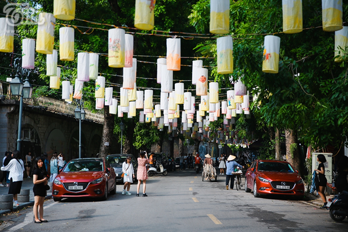 The street appears even more impressive with the presence of lanterns.