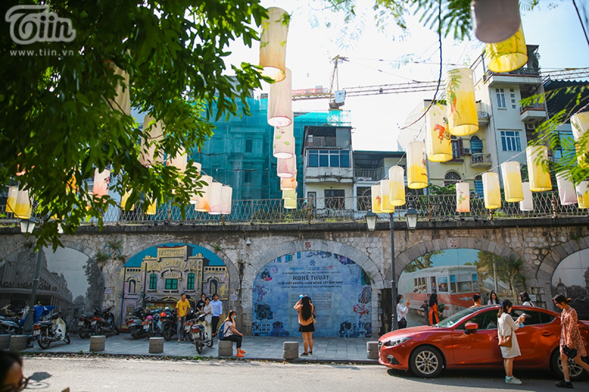 Phung Hung street has become another popular place to explore during the Mid-Autumn festival in Hanoi, in addition to Hang Ma street.