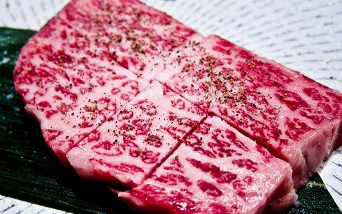 Bên cạnh chế độ ăn, thời gian chăn nuôi kéo dài cũng khiến bò Ozaki trở nên đặt biệt. Hầu hết những con bò cho loại thịt cao cấp đều được nuôi trong 28 tháng. Tuy nhiên, bò Ozaki được trong 36 tháng để thịt có hương vị đậm hơn, chất béo kết dính tốt hơn trong những thớ thịt.