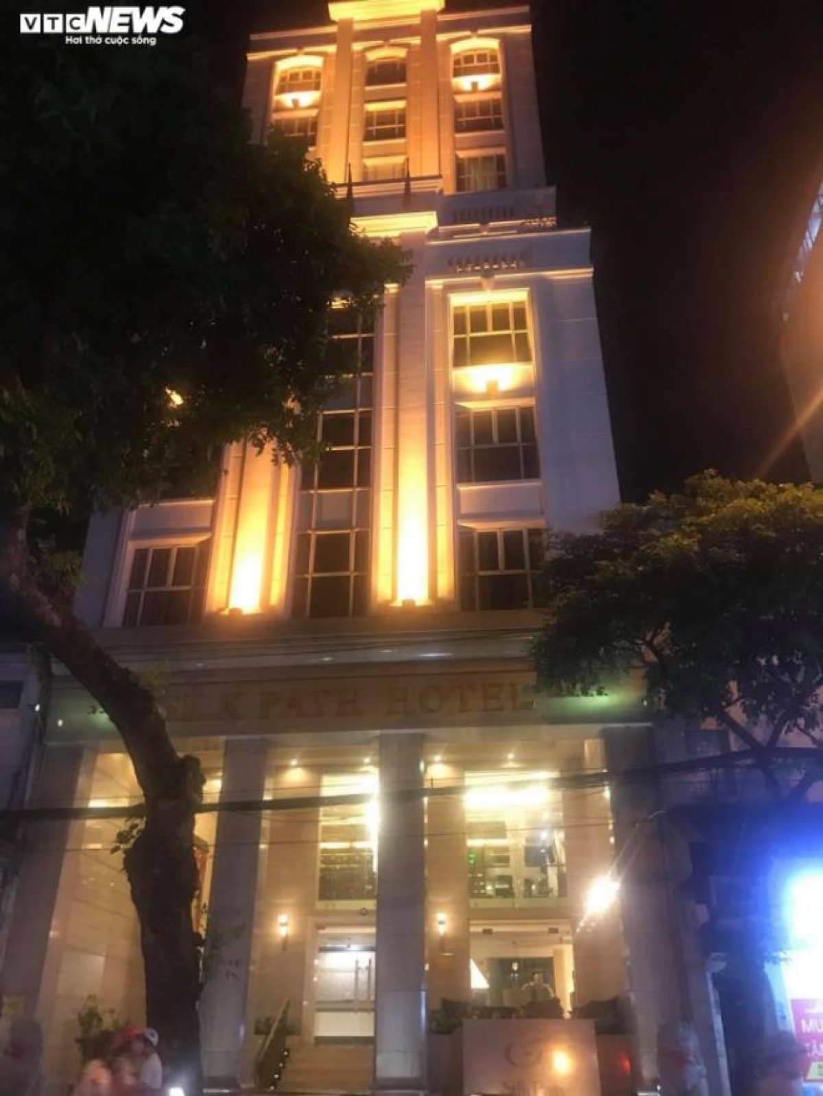 A hotel located on Hang Bong street remains open, despite there being no sign of any guests.