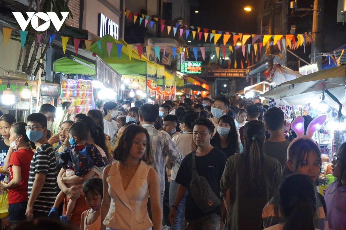 Crowds begin to form on Luong Nhu Hoc street, also known as lantern street, in District 5 from 5 p.m., peaking around 8 p.m., with the volume of people causing difficulty for people travelling in the area.