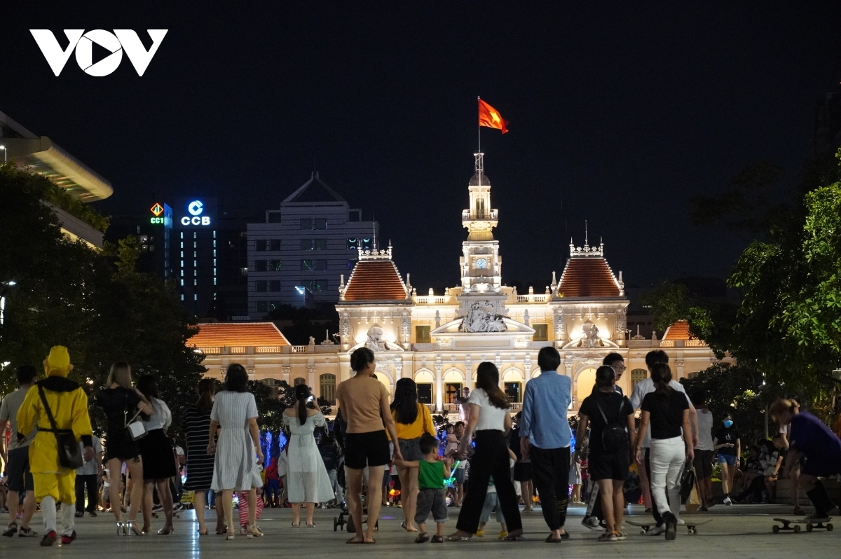 Many people head to Nguyen Hue pedestrian street in District 1 in order to enjoy the festive atmosphere.