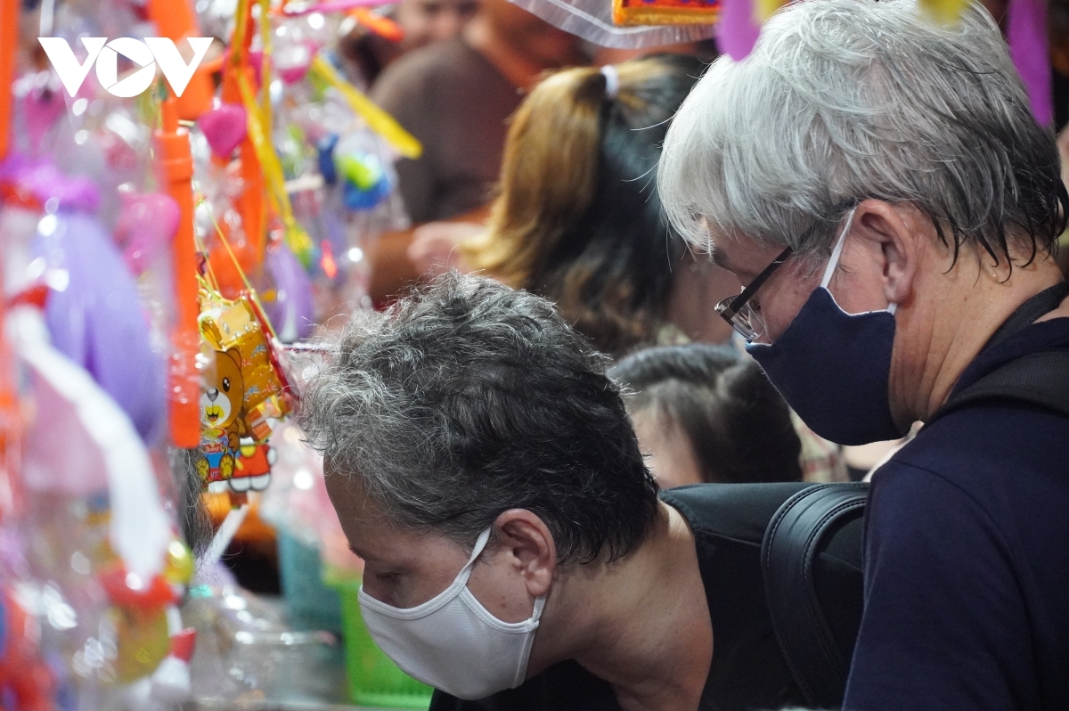 Locals head to the street in order to purchase lanterns or to pose for photos in order to capture nice memories of the Mid-Autumn Festival.