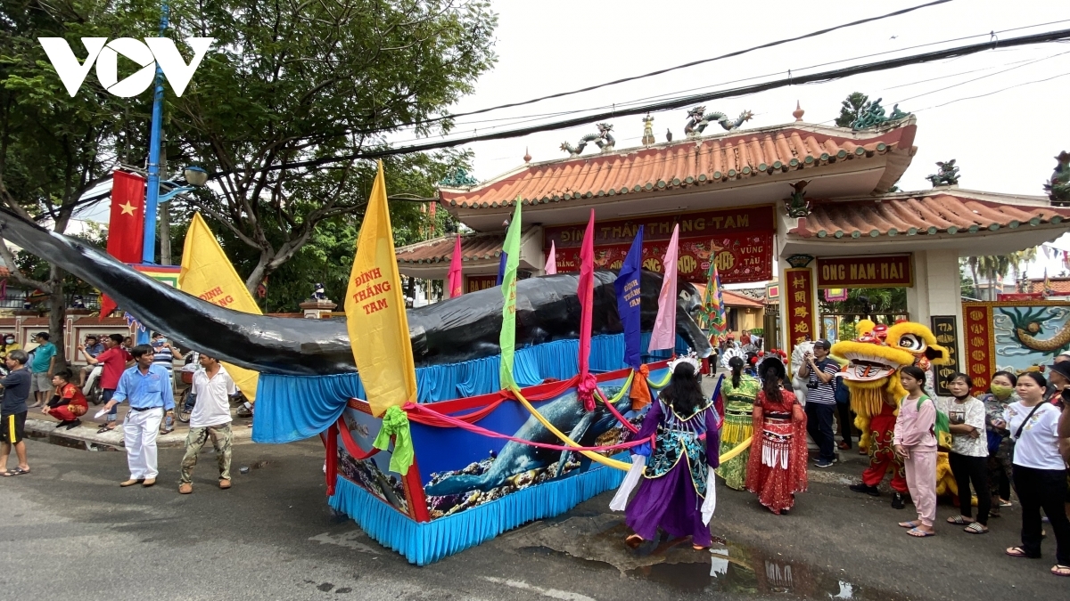 The annual Nghinh Ong festival offers a perfect chance for fishermen to express their gratitude towards whales and sea gods. Typically, local fishermen thank gods for protecting and supporting their daily lives. They also pray for good weather and bumper catches.