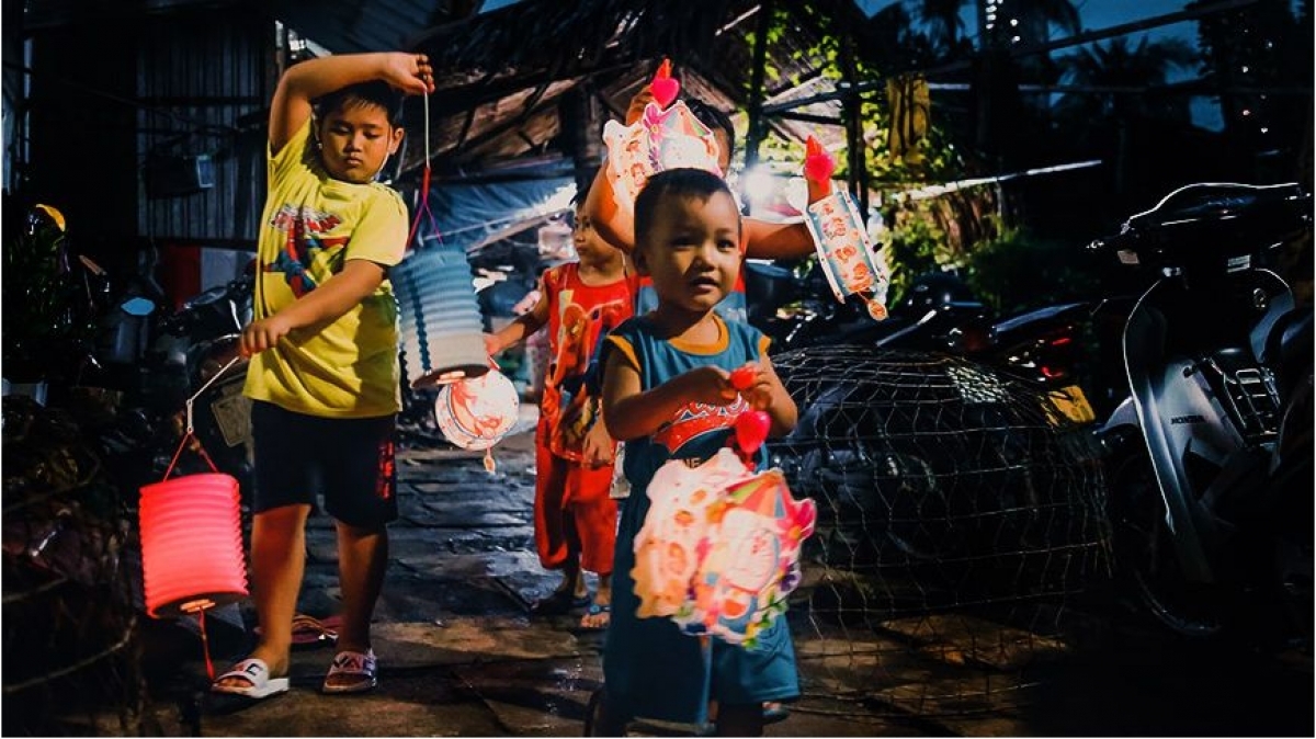 The Mid-Autumn Festival falls on the 15th day of the eighth lunar month. In modern day celebrations, children can join in lantern parades, whilst adults tend to prepare fruit trays and present toys, lanterns, and masks for children.