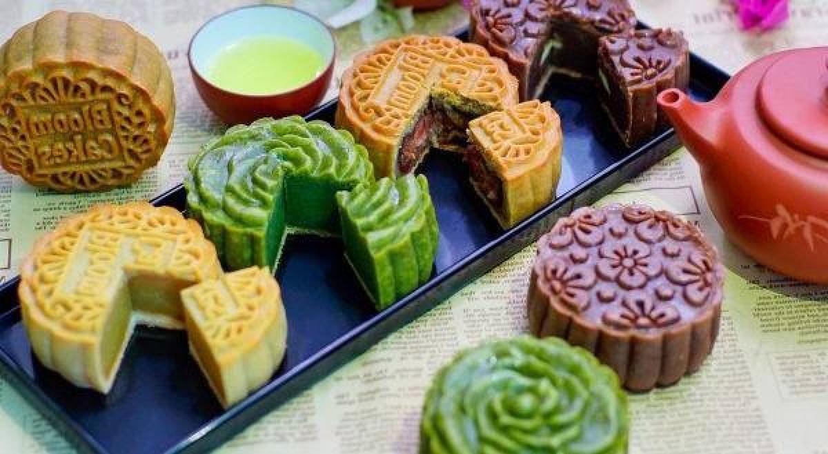 Whilst moon cakes come in different flavours, they are usually made from items such as chocolate, coffee, matcha, tiramisu, and salted egg. The variety of tastes on offer serves to attract increasing numbers of young people.