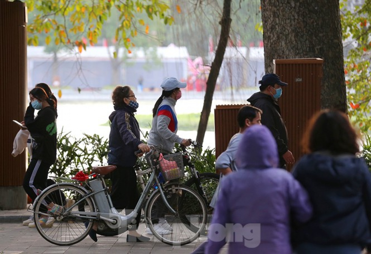 Residents enjoy participating in sports activities as normal around Ho Guom, also known as Sword Lake, despite facing up to the chilly weather conditions.