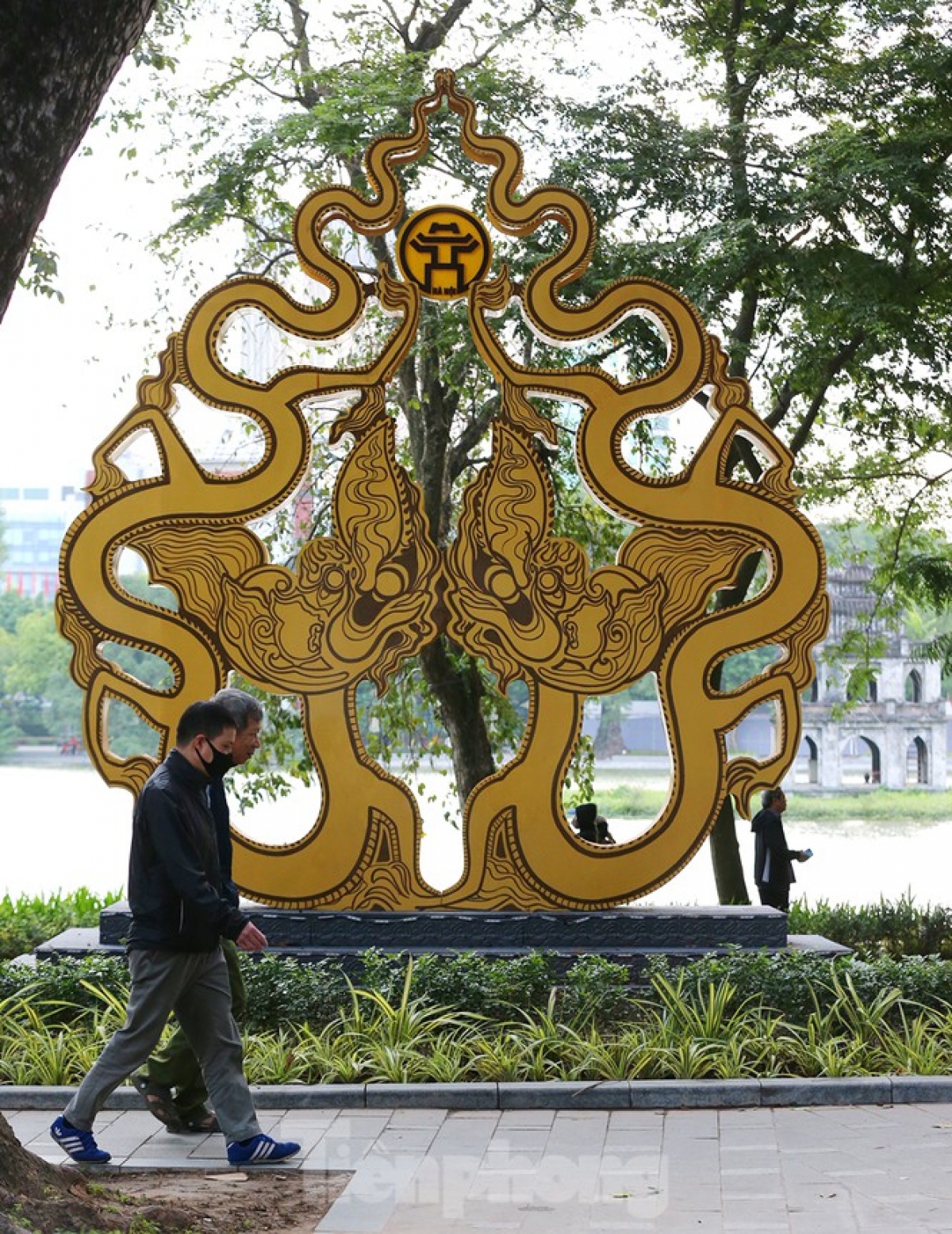 The first cold period of the winter has hit much of the northern and north-central region, including Hanoi, with temperatures dropping to as low as 15 degrees Celsius at night before rising to 23 degrees Celsius during the day. Elsewhere, temperatures in mountainous area have fallen particularly low to below 10 degrees Celsius.