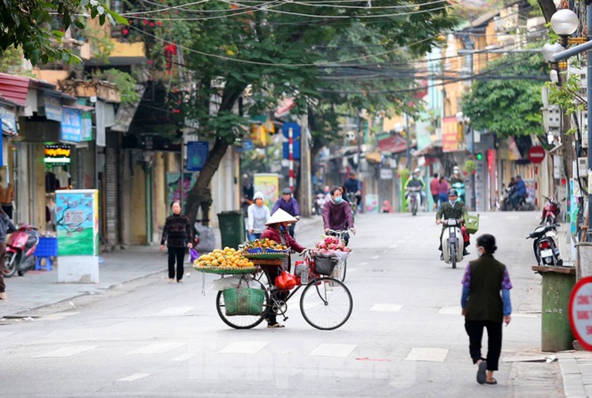 A view of Hanoians going about their daily business on Hang Duong street in Hoan Kiem district at 6:30 a.m.