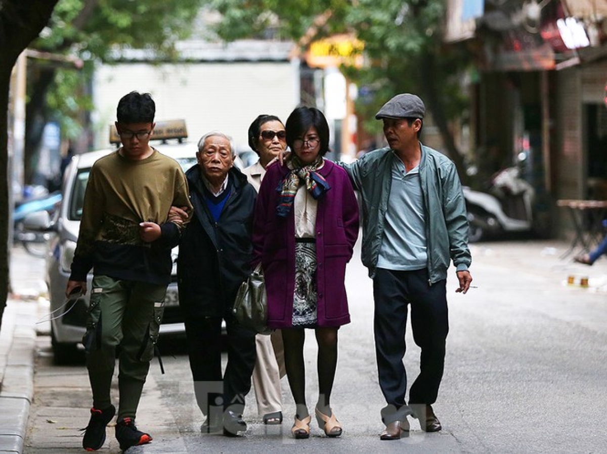 A family from Ho Chi Minh City pay a visit to their relatives in Hanoi. They enjoy a stroll on Hang Giay street in Hoan Kiem district whilst enjoying winter in the capital.