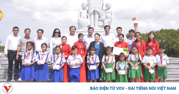 Chủ tịch Quốc hội thị sát sạt lở ở Đất Mũi, tặng quà các em học sinh
