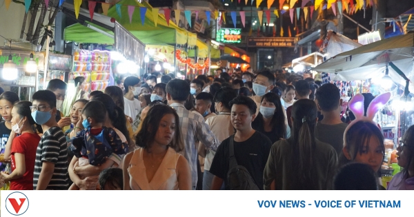 HCM City streets crowded during Mid-Autumn Festival celebrations