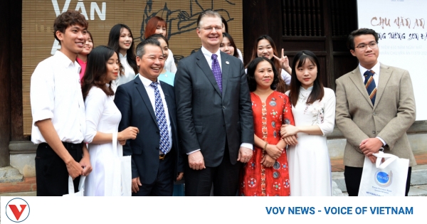 US ambassador pays visit to Hanoi’s Temple of Literature