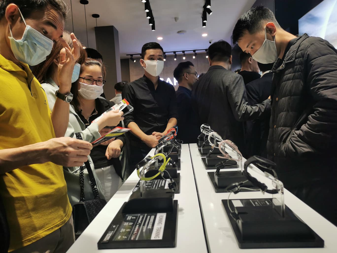 Khách hàng chen chúc trải nghiệm sản phẩm của Garmin trong ngày khai trương.