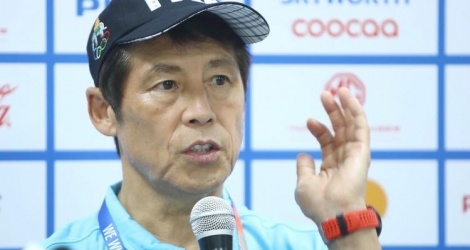 Nghe VietNamNet: HLV Nishino đổ lỗi cho mặt sân khi Thái Lan thua