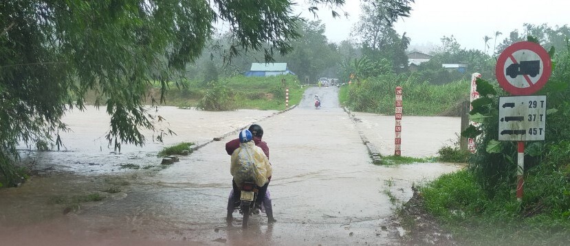 Ngầm Sông Nước Oa, QL 40B tại xã Trà Tân bị nước lũ băng qua.