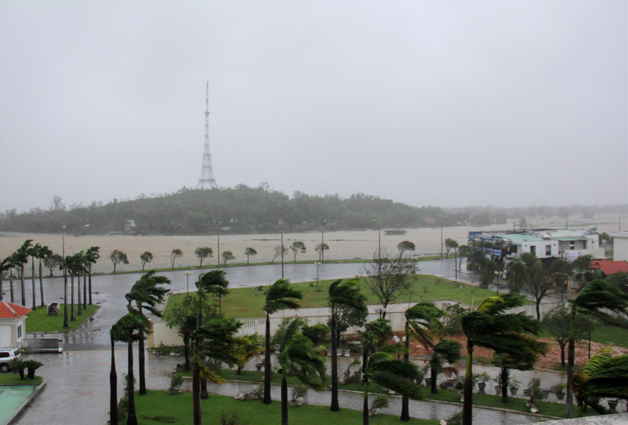 Hình ảnh mưa bão trước Trạm Phát sóng An Hà (TP.Tam Kỳ).