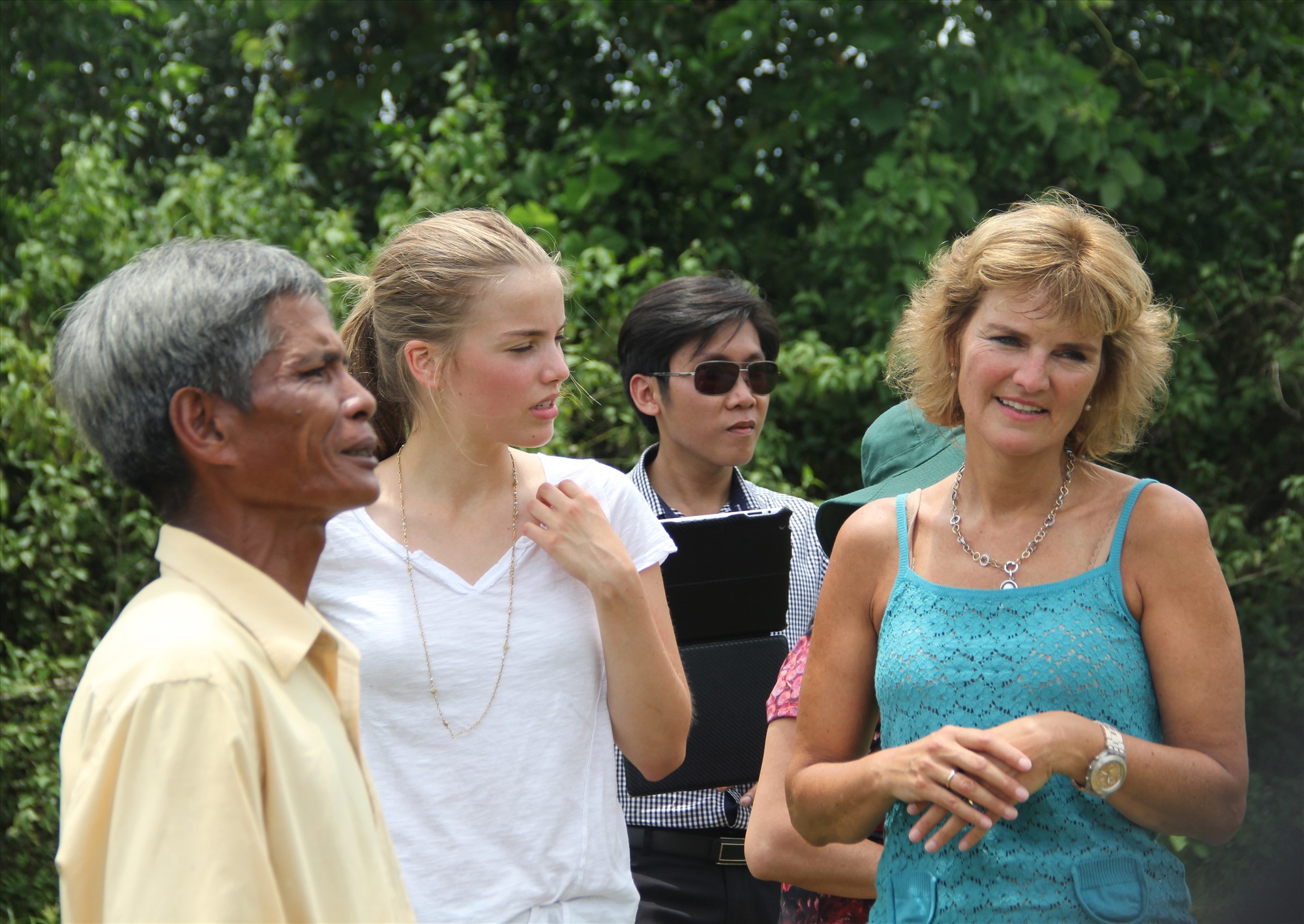 Bà Annette Herfkens gặp lại ân nhân của mình tại Ô Kha. Ảnh: TRẦN ĐĂNG