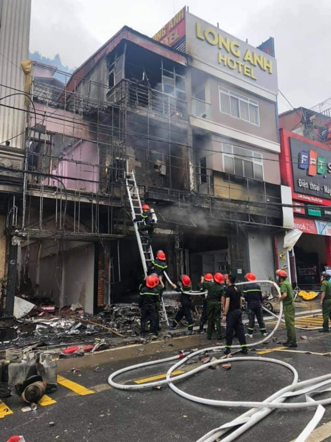 Cảnh sát phòng cháy dập lửa. Ảnh: Công an Sa Pa.