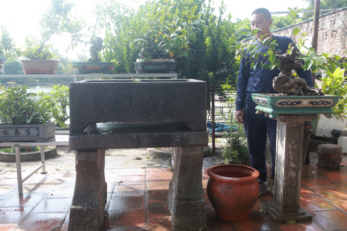 Chiếc bể đá thứ hai nhỏ hơn có từ thời vua Gia Long, gồm bể đá nguyên khối và chân, bệ