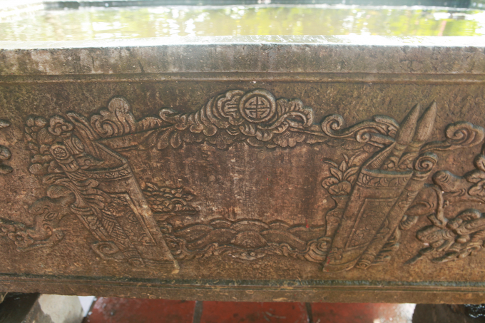 Hình ảnh cuốn thư có hai chữ Thọ ở giữa, hai  kiếm và hai bút hai bên. Ở giữa có một bài thơ bằng chữ nhưng theo thời gian đã bị mờ.